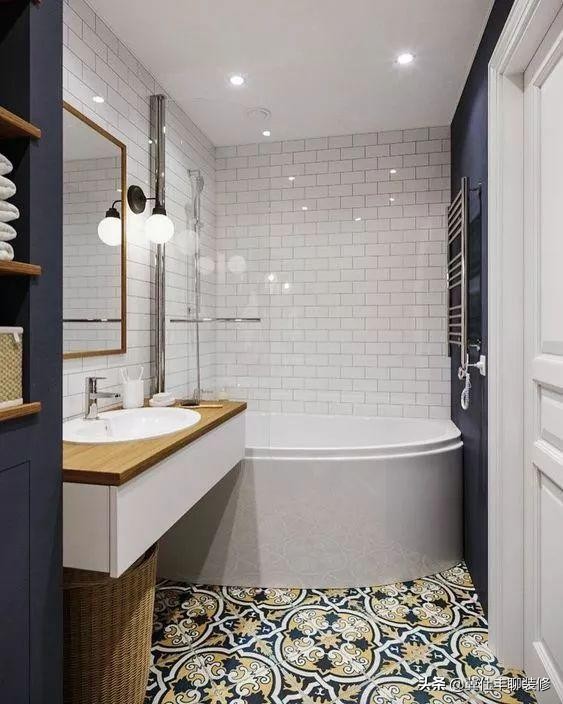 卫生间小怎么设计淋浴和马桶,卫生间放木桶浴缸装修设计图