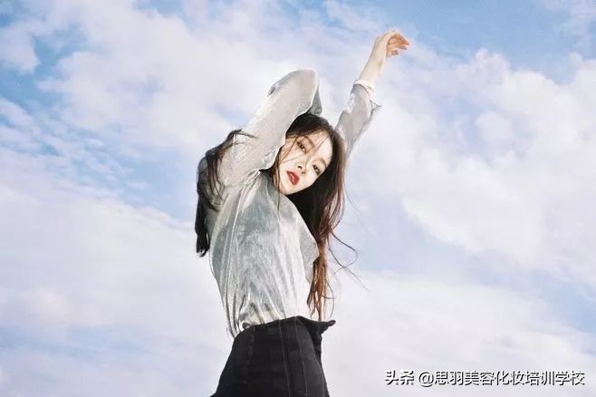 瘦长脸适合丸子头的发型,2021最洋气的减龄发型圆脸丸子头