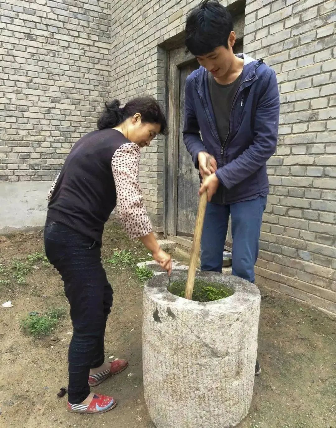 俺村西头那个石臼，曾经是全村的味蕾图腾