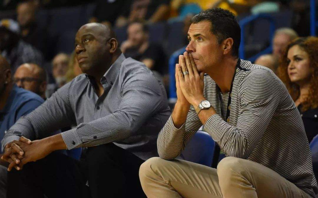 珍妮巴斯接手湖人,湖人老板珍妮巴斯和魔术师