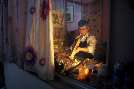 藏龙卧虎！揭秘豪华车司务员：手工炒茶远洋航海还有木雕艺术家