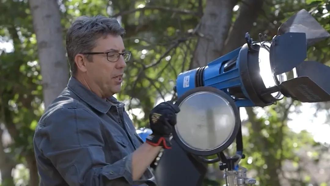 镝灯和钨丝灯有什么区别,钨丝灯与镝灯的插头区别