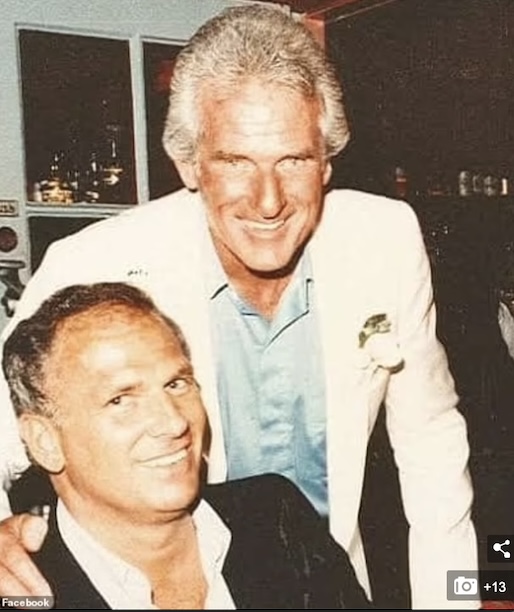 从黑帮成员变成打败毒枭的大英雄,从黑帮变成警察