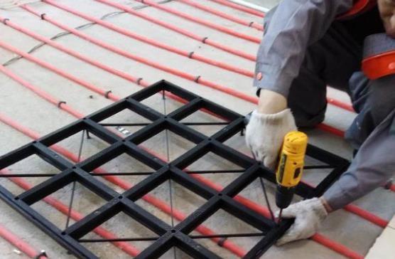 新房子装修工人装修进度很慢,新房装修完就铺砖