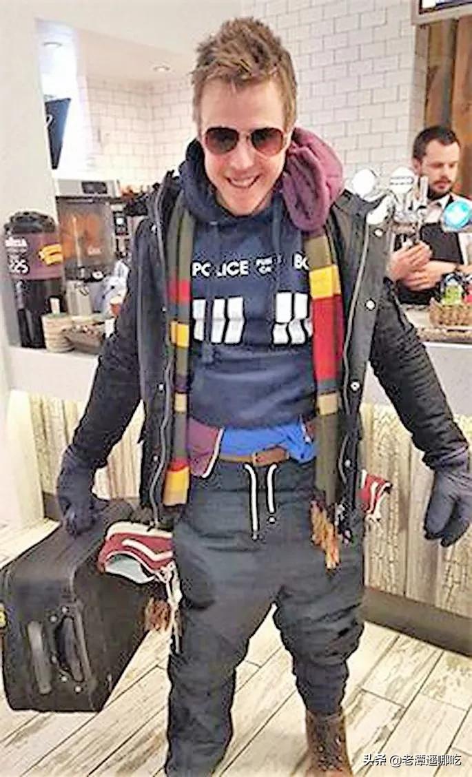 为了省下行李超重费，我穿了18条*裤内**