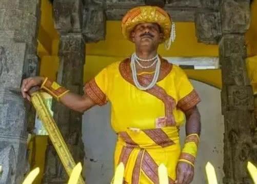 印度网红站神，站立32年一动不动，谁能动摇他奖励1000美金