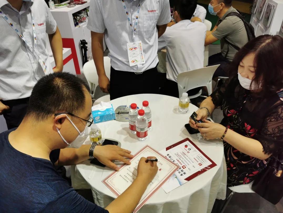 从看展到签约，他只在美仪展台用了3分钟