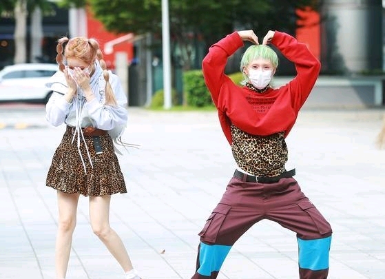 金晓钟泫雅台湾,泫雅金晓钟甜蜜瞬间素颜