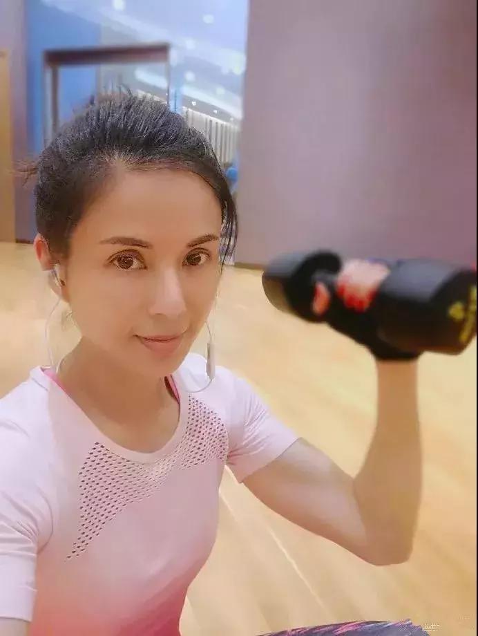 56岁的李若彤怎么保持身材的,小龙女李若彤健身前后对比