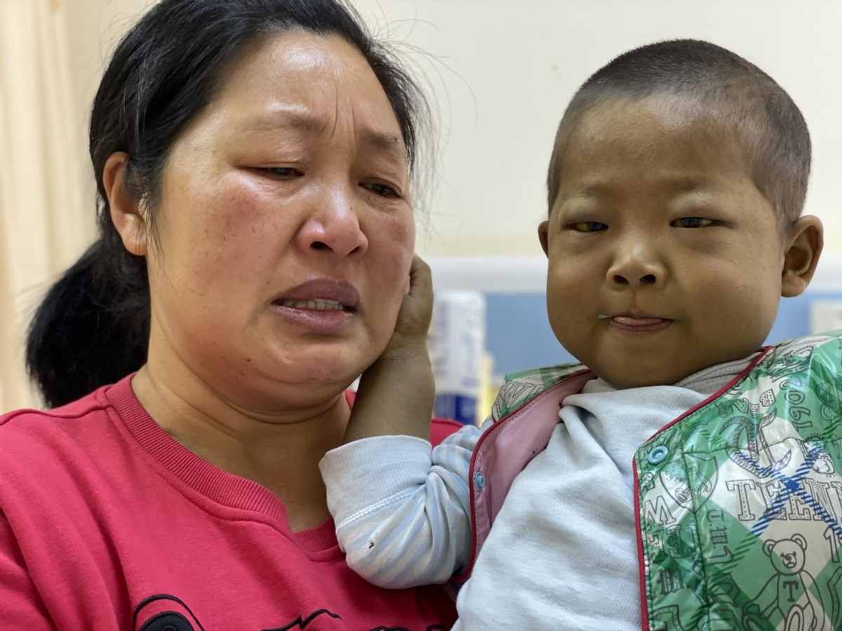 刚出生的小孩要换肝是什么病,小孩出生一星期眼睛黄