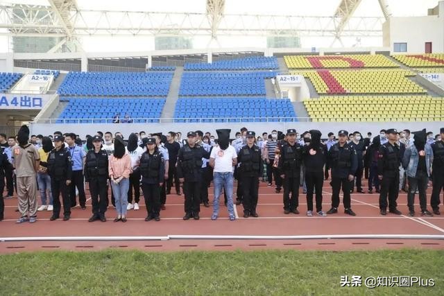 小混混冒充黑社会老大收保护费,装黑老大吓唬诈骗人员