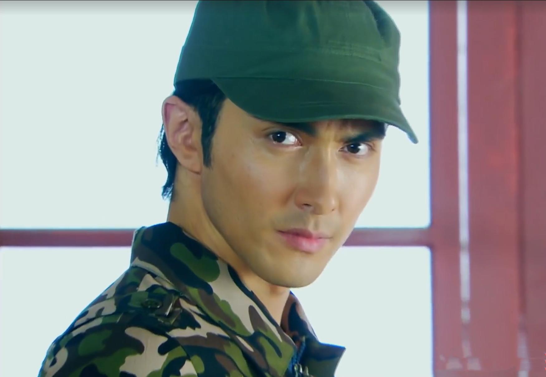 考古《偏偏喜欢你》高伟光的青葱年华，挥汗的兵哥哥，别提多俊朗