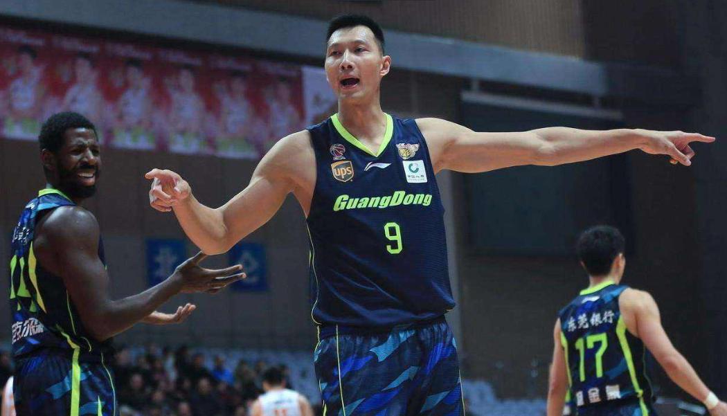 男篮一哥易建联，低调回乡祭拜，凡事亲力亲为并嘱咐乡里远离采访