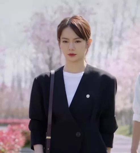 怎样选择一身合适自己的西装,女性如何选择适合自己的西装