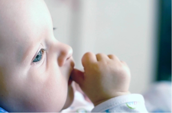 三个月大的宝宝吮手指需要制止吗,如何改掉婴儿吮手指习惯