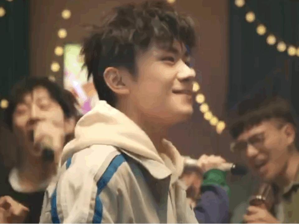 tfboys易烊千玺白衬衫帅气摄影,tfboys合照易烊千玺灰色衣服