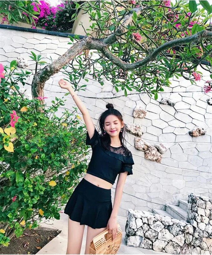 小姐姐真不害羞？穿黑色泳装玩街拍，尽秀完美身材