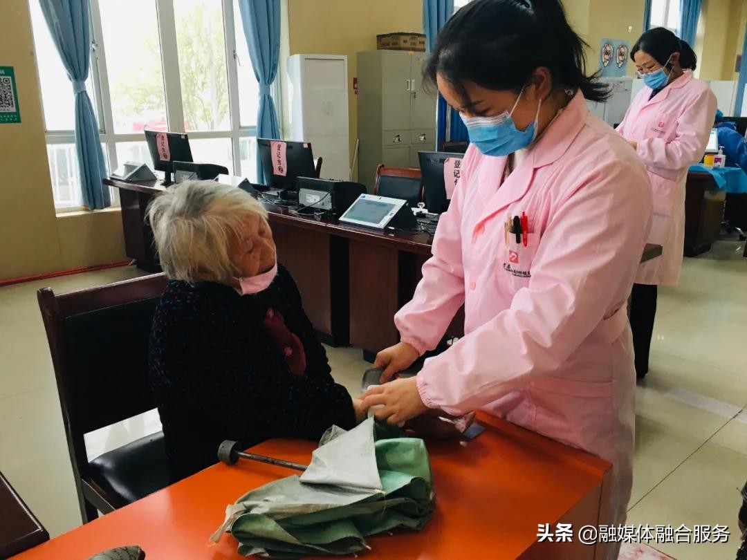 关爱失独老人送温暖简报,探望生病失独老人社区温情暖人心