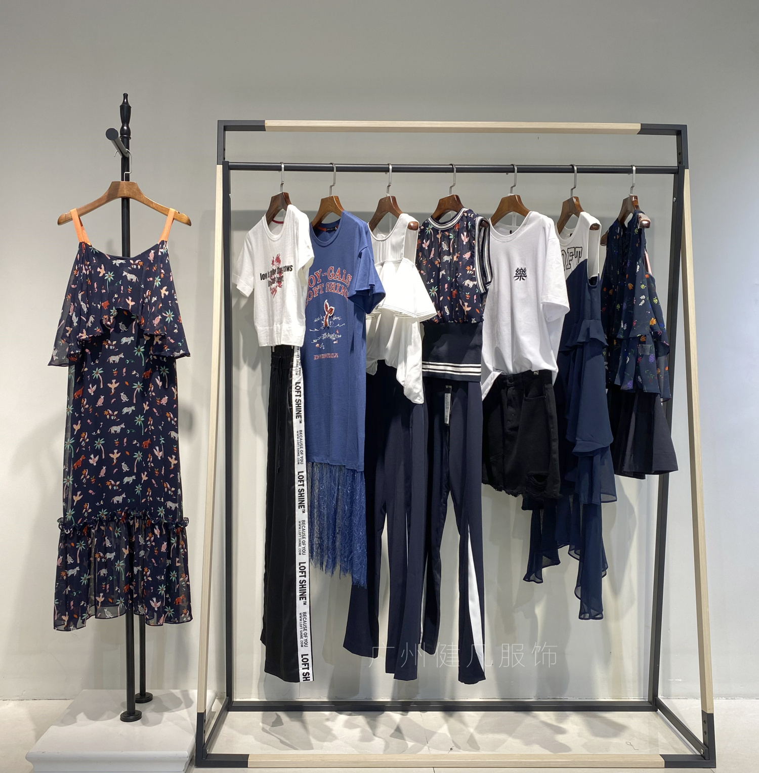 品牌折扣尾货女装批发免费铺货,杭州尾货杂款女装批发一手货源