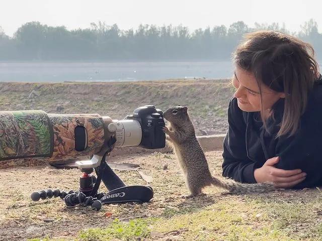 葬礼当天，她成为了四个孩子的“后妈”，网友：这是童话故事吧