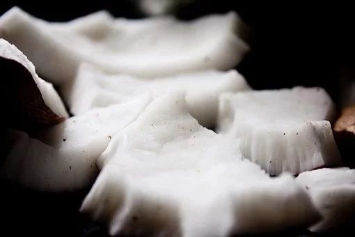 开椰子取整肉的巧妙方法,自己如何开椰子做椰子鸡