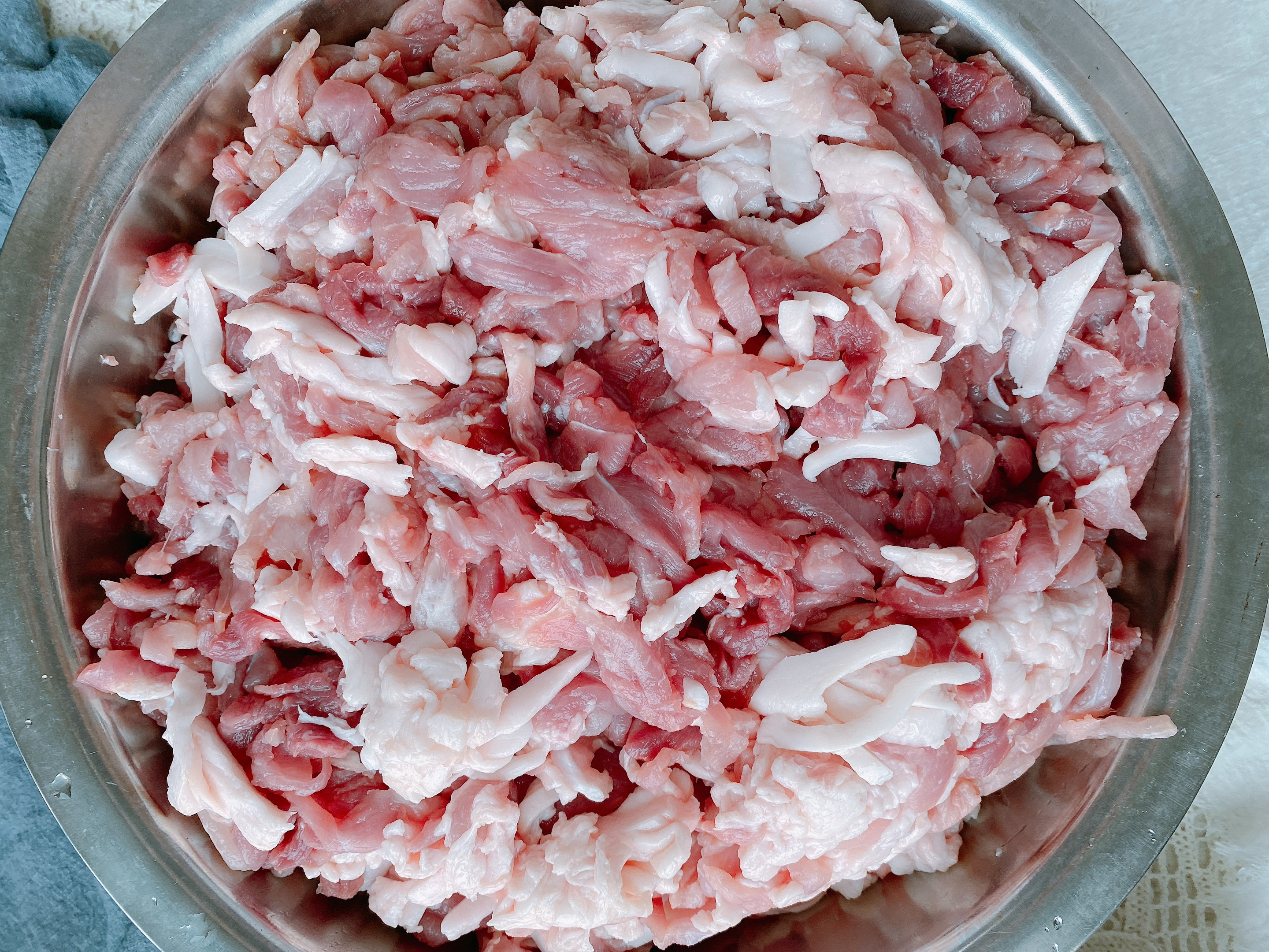 灌香肠放调料顺序,灌香肠最忌四种调料花椒