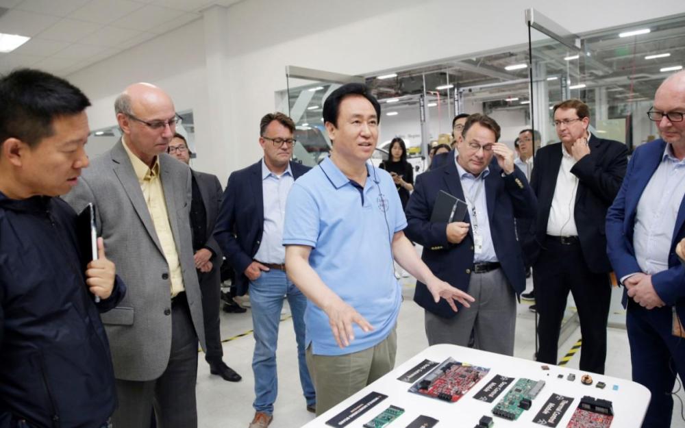 恒大债务缠身,马化腾拿出20.69亿元助攻,许家印好朋友马云呢?