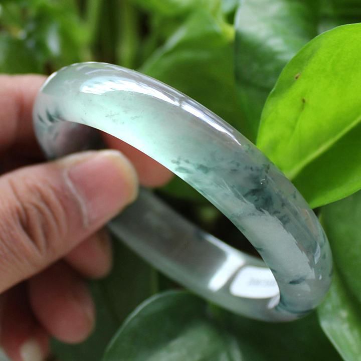 飘色翡翠手镯值钱吗,飘绿花翡翠手镯值钱吗