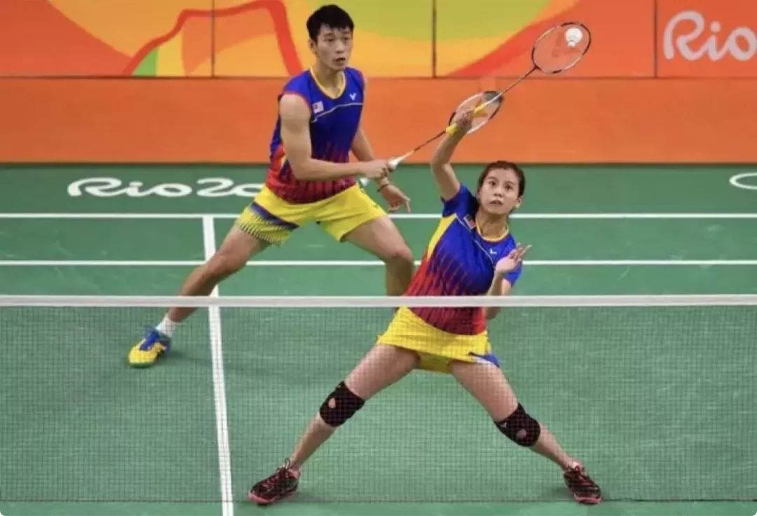 羽毛球高远球如何正确发力,羽毛球高远球发力技巧一个人练习