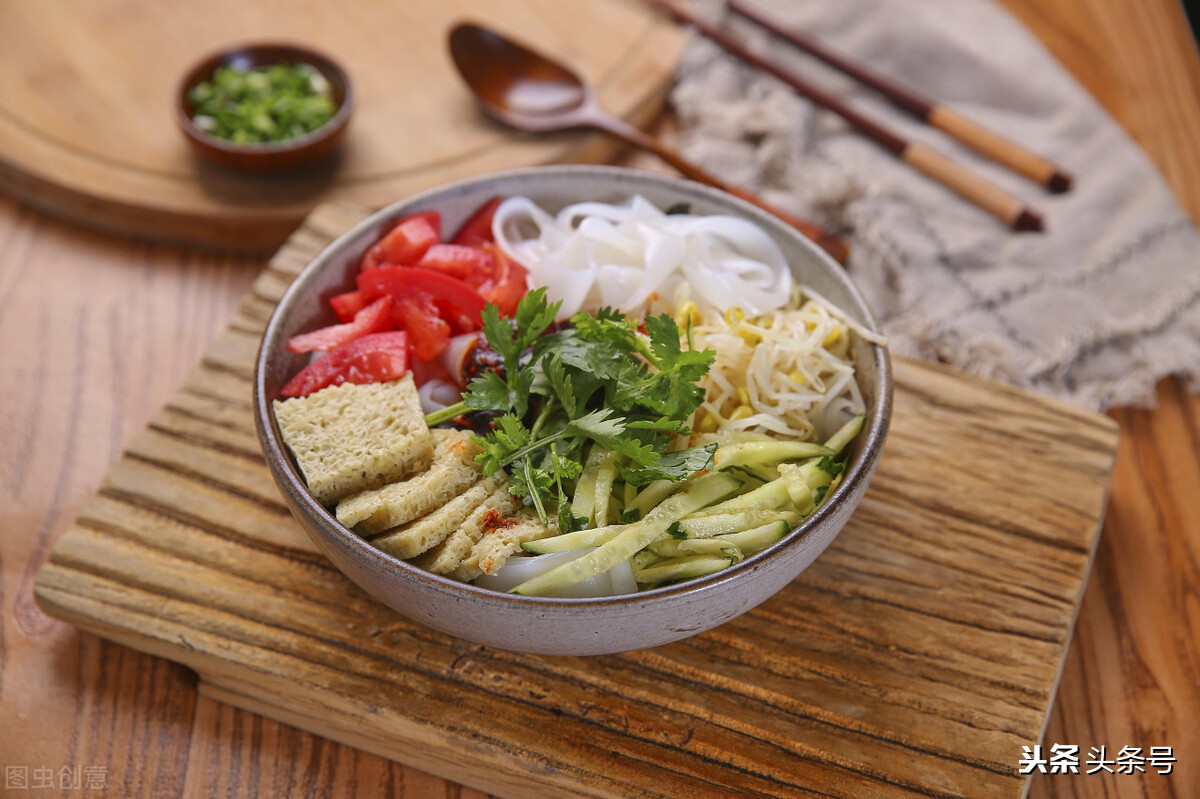 大姐卖凉皮一天营业额2000,大姐卖凉皮日入2000