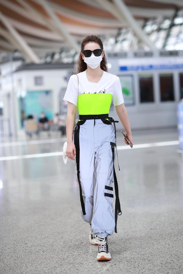 肉肉女孩竖条纹裤子显瘦,下半身有肉的女人穿搭