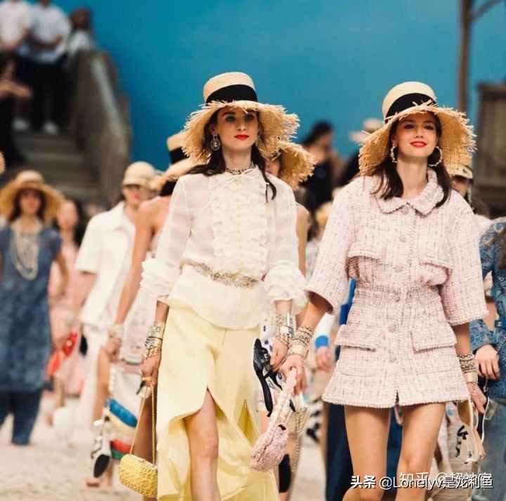 穿搭提案观：为什么明星们都深有执念的「小香风」，你却不感冒？