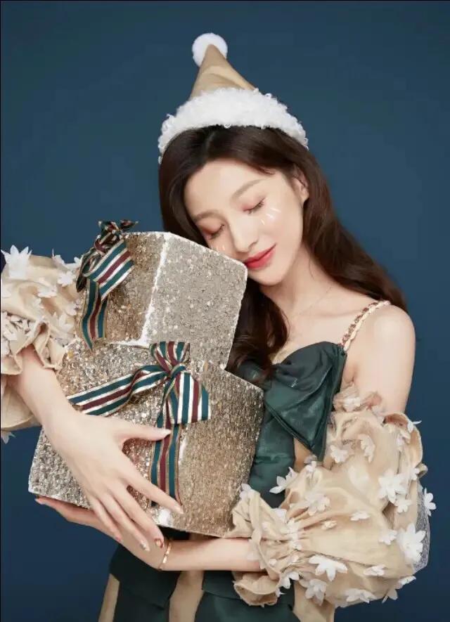 马凡舒首次主持天下足球,央视足球主持马凡舒