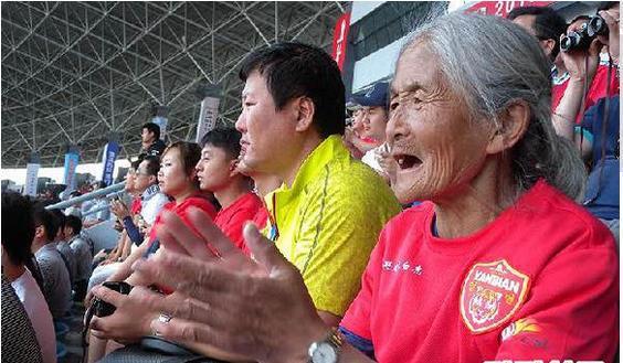 延边足球不惧倒下重头再来,延边队的西瓜奶奶