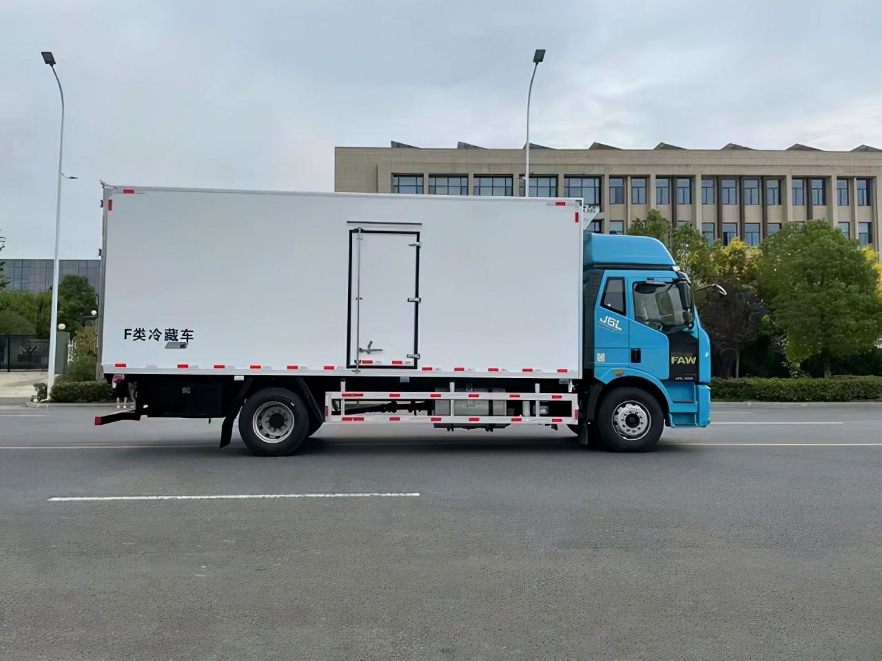 解放j6g6.8米冷藏车加什么油,解放j6l7米4冷藏车国6