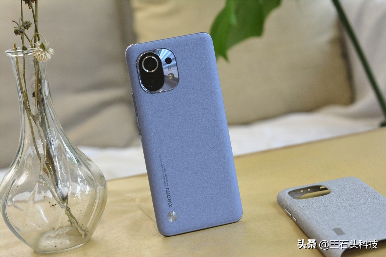 小米11屏幕摔碎了维修大概多少钱,小米11后屏碎了换屏要多少钱