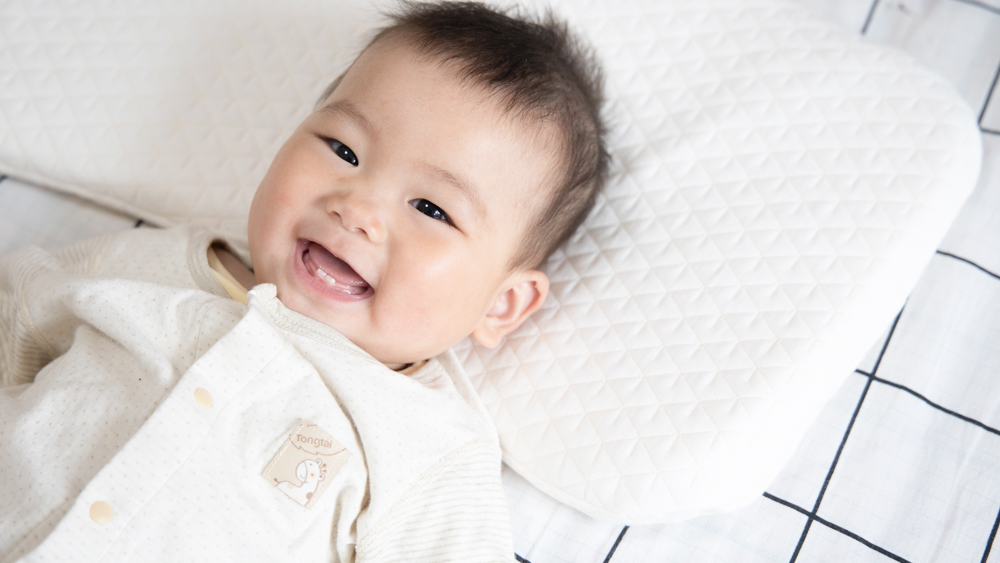 妈妈们都给宝宝枕什么样的枕头呢,什么枕头透气性最好适合宝宝枕