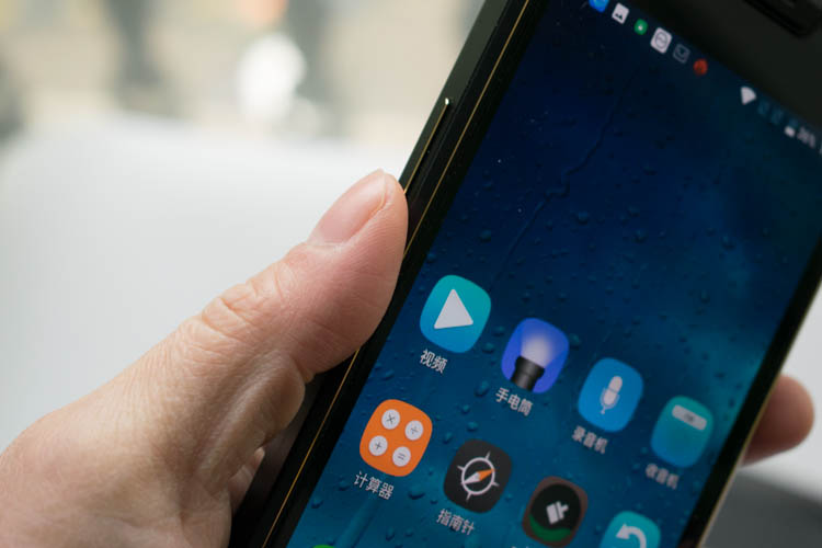 手机掉水里当场拿起来,手机掉入水中还可以正常使用