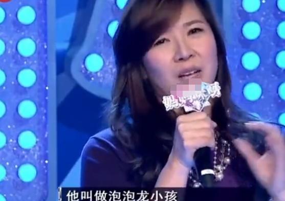 儿子患有泡泡龙疾病妈妈坚持治疗,男孩患罕见病妈妈照顾