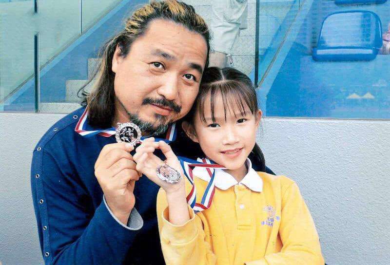 56岁当服务员一天挣300元,56岁香港男明星