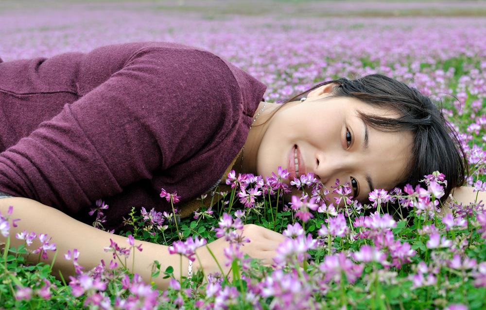 一春芳意，三月如风，日长风静，花影闲相照。