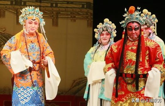 几个说相声挣钱吃饭的“俗人”，却深爱着阳春白雪的京剧艺术