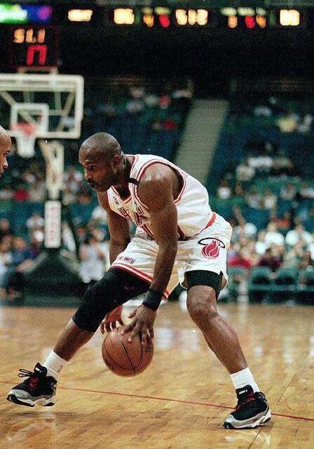 新手快速学会的篮球过人技巧,篮球过人技巧欧文五大精彩过人