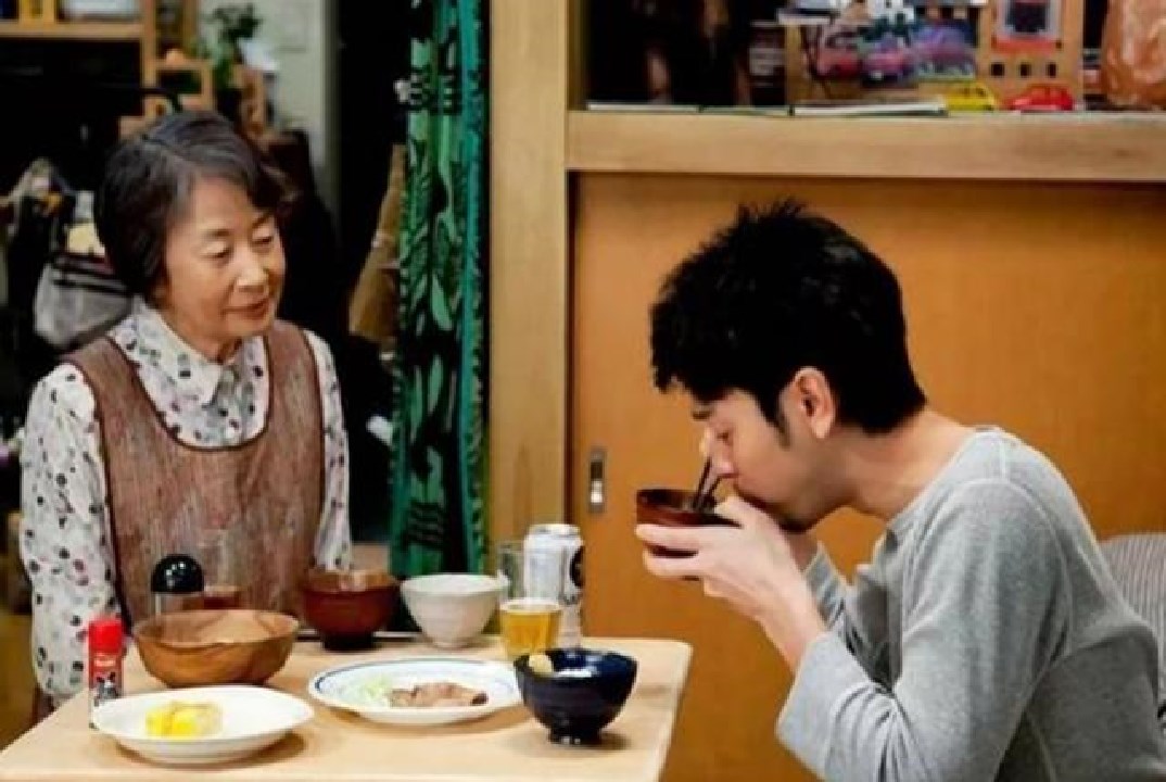 大学生分享放假在家的日常，除了睡觉就是玩手机，难怪爸妈会嫌弃