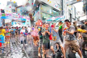 泰国游泼水节,泰国泼水节最热闹的一天