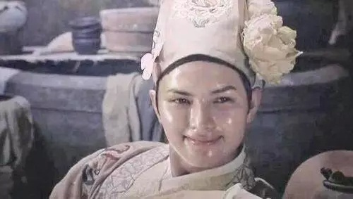 爱出油还起皮用什么粉底液,爱出油的皮肤怎么办