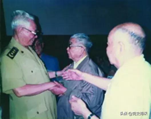 泥瓦匠出身的开国中将，*伯承刘**赞其长征先锋功不可没，还救过*小平邓**一命