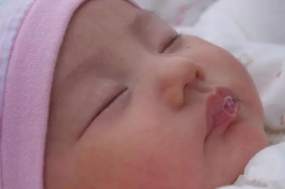 宝宝爱吐水是怎么回事,宝宝生病睡觉吐泡泡是什么原因