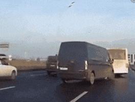 搞笑GIF，女朋友的身材就是好，关键时刻有用