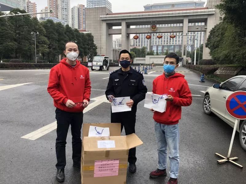 眼镜人在行动|疫情下的「空城」重庆，爱心在蔓延